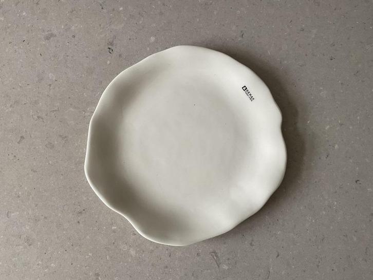 Nieuw: Serax, bord wit (25 cm) uit serie Brune Céramique, Huis en Inrichting, Keuken | Servies, Nieuw, Bord(en), Effen, Porselein