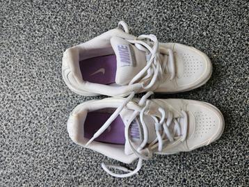 Nike sportschoenen beschikbaar voor biedingen