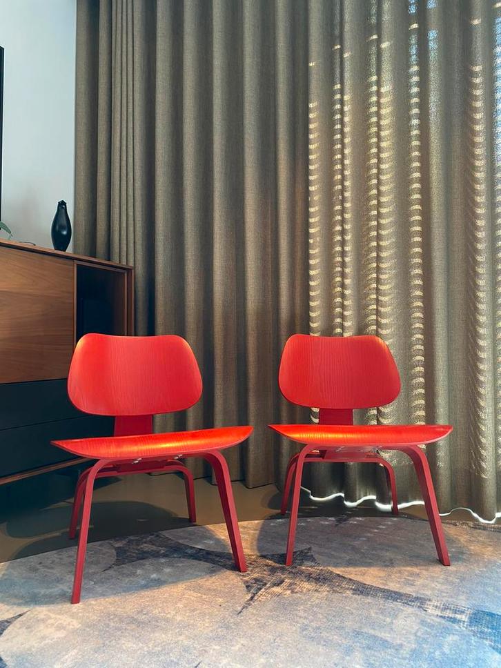 2 Vitra LCW Eames Stoelen - Rood Plywood, Huis en Inrichting, Fauteuils, Gebruikt, Hout, 50 tot 75 cm, 75 tot 100 cm, Ophalen