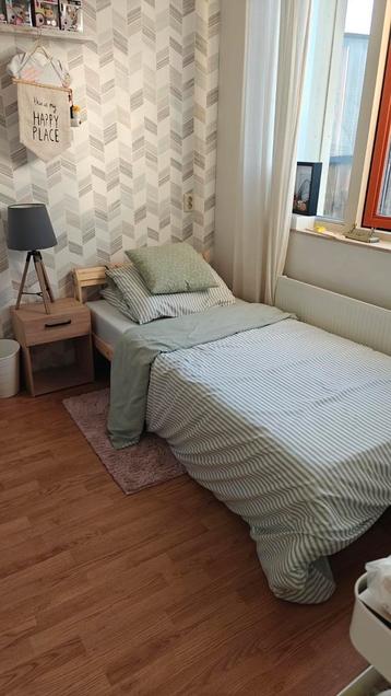 Bedframe inclusief matras en klein nachtkastje 