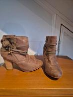 Suède laarsjes beige taupe bloem 37 nieuw, Ophalen of Verzenden, Nieuw, Beige