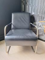 Stijlvolle lederen stoel met metalen frame, Huis en Inrichting, Fauteuils, Ophalen, Gebruikt, Minder dan 75 cm, Modern