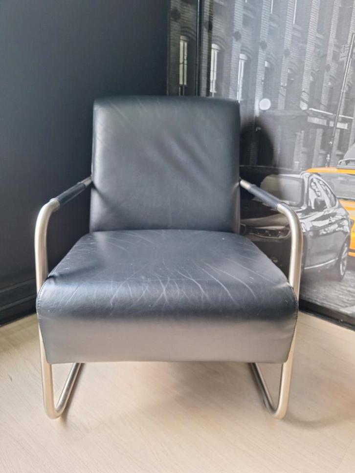 Stijlvolle lederen stoel met metalen frame, Huis en Inrichting, Fauteuils, Gebruikt, Leer, Metaal, 50 tot 75 cm, Minder dan 75 cm