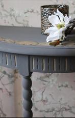 Bijzettafeltje half rond kleur grijs met oude details, Huis en Inrichting, Tafels | Sidetables, Ophalen, 50 tot 100 cm, Rond, Zo goed als nieuw
