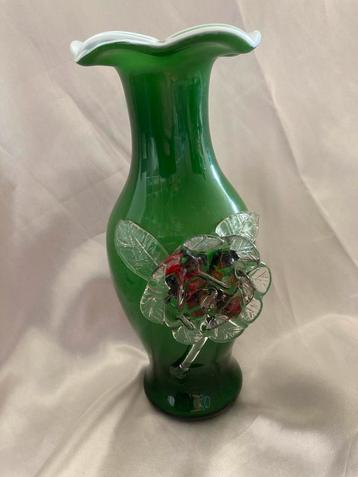 Groen Vintage Vaasje met Roos beschikbaar voor biedingen