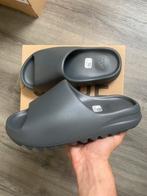 Yeezy Slide Slate Grey size 42 US8, Slippers, Zwart, Nieuw, Ophalen of Verzenden