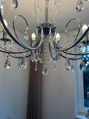 Twee mooie kroonluchters sfeervol en als nieuw beschikbaar voor biedingen