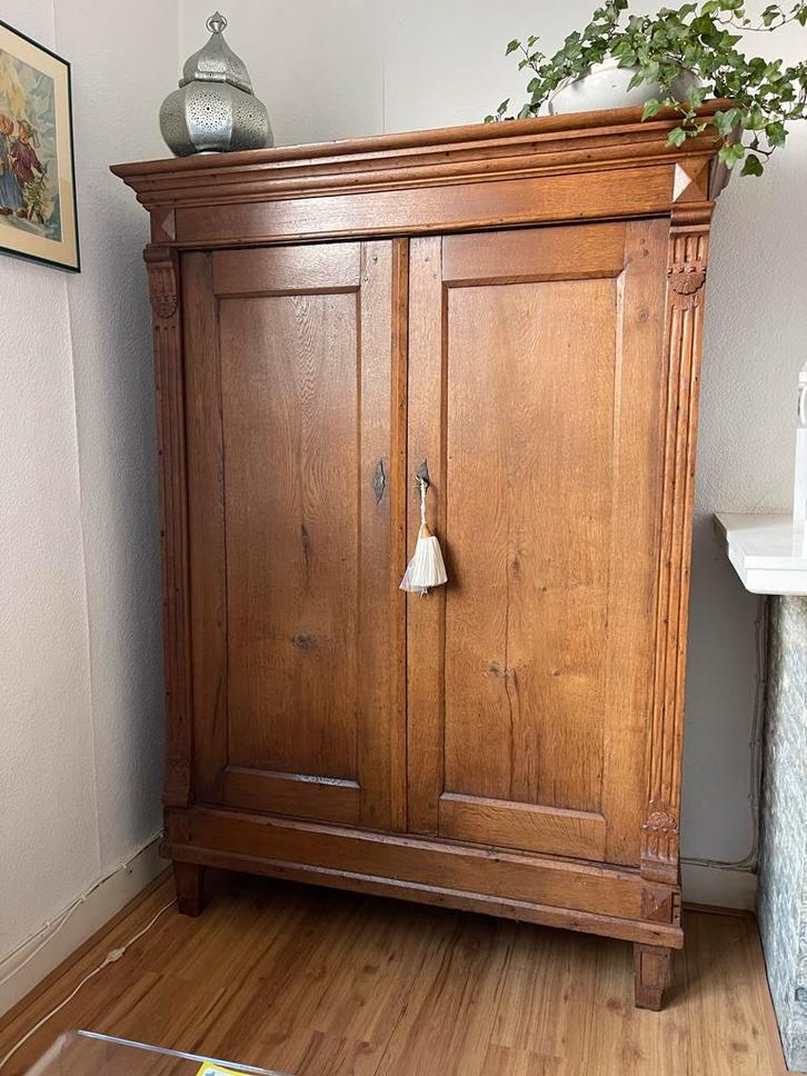 Klassieke Eikenhouten kast (met sleutel), Antiek en Kunst, Antiek | Meubels | Kasten, Ophalen
