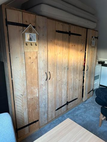 Steigerhout kast beschikbaar voor biedingen