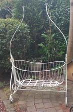 Antieke smeedijzeren schommelwieg, Ophalen