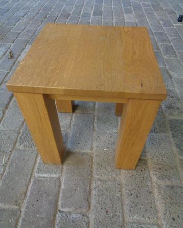 Massief vierkant blank eiken bijzettafeltje beschikbaar voor biedingen