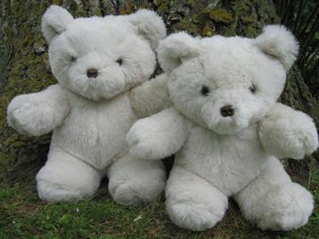 2 Knuffels, beren gebroken wit, zittend, stevige teddystof beschikbaar voor biedingen