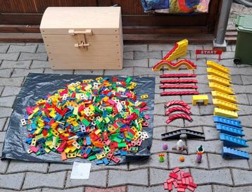Te koop houten kist met 2220 domino stenen en hulpstukken beschikbaar voor biedingen