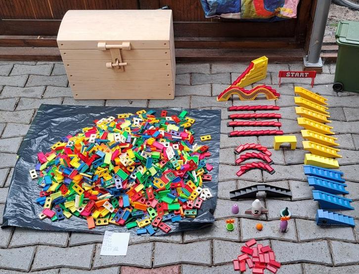 Te koop houten kist met 2220 domino stenen en hulpstukken, Kinderen en Baby's, Speelgoed | Bouwstenen, Nieuw, Overige merken, Ophalen of Verzenden