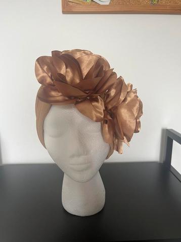 2 hoofddeksels met bloemen. Goudtint geheel nieuw. beschikbaar voor biedingen
