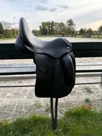 KM Custom Made dressuurzadel 17,5 inch, Dieren en Toebehoren, Paarden en Pony's | Zadels, Ophalen of Verzenden, Zo goed als nieuw