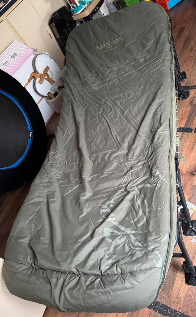 Nash zed bed SS met 4 seizoen slaapzak, Watersport en Boten, Hengelsport | Karpervissen, Zo goed als nieuw, Overige typen, Ophalen
