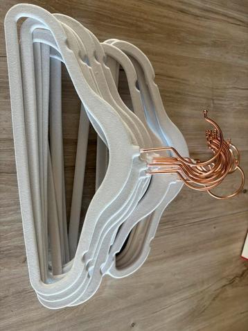 Kinder kleding hangers beschikbaar voor biedingen