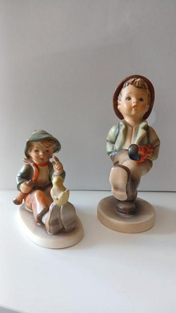 Hummel Beeldjes - Jongen met Kuiken & Accordeon beschikbaar voor biedingen