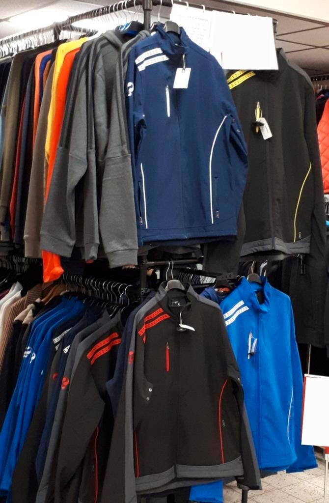 Spotprijs!Partij verkopen. QUICK JASSEN
63 stuks voor €2.500, Kleding | Heren, Heren-kledingpakketten, Nieuw, Overige maten, Ophalen of Verzenden
