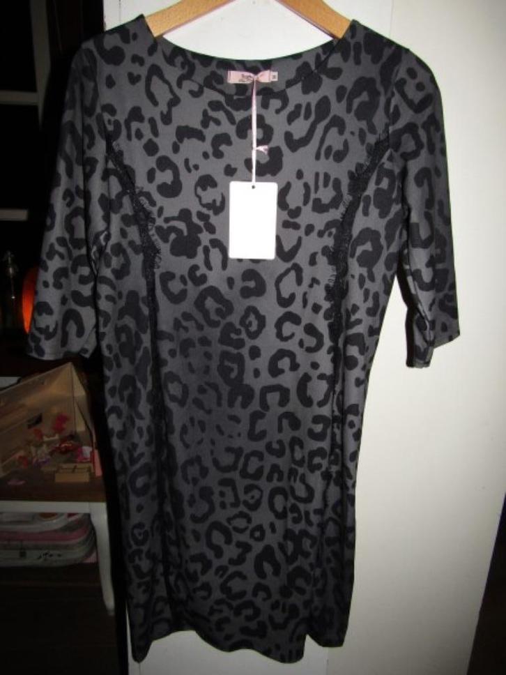 G073 Sophia mt M nieuw label jurk grijs zwart animal, Kleding | Dames, Jurken, Nieuw, Maat 38/40 (M), Grijs, Knielengte, Verzenden