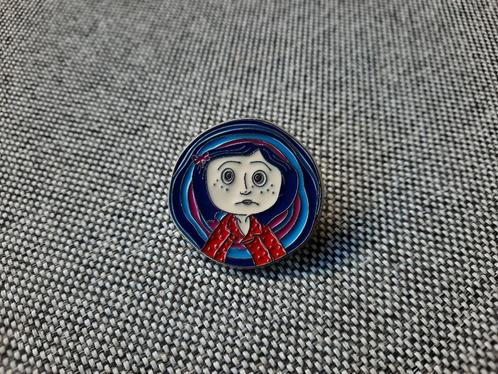 1 mooie ronde pin van Coraline te koop, Verzamelen, Speldjes, Pins en Buttons, Nieuw, Speldje of Pin, Overige onderwerpen, Ophalen of Verzenden