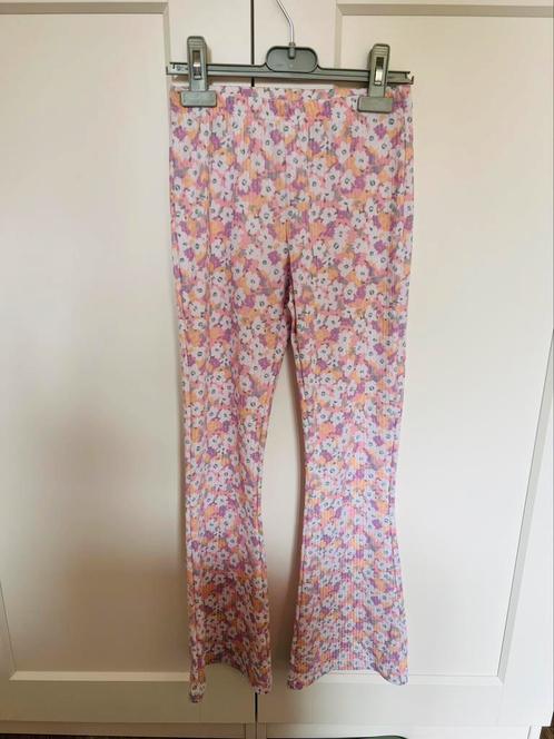 Zeeman flared broek wit met bloemetjes – Maat 140, Kinderen en Baby's, Kinderkleding | Maat 140, Zo goed als nieuw, Meisje, Broek