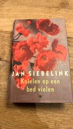 Knielen op een bed violen., Jan Siebelink, Ophalen of Verzenden, Zo goed als nieuw