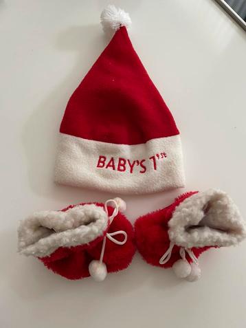 Kerstmuts en sloffen baby beschikbaar voor biedingen