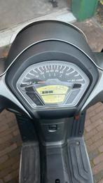 Kymco new like 2018- deluxe grijs - geel kenteken!, Fietsen en Brommers, Snorfietsen en Snorscooters, Ophalen, Gebruikt, Kymco