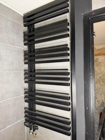 Mat Zwarte Design Radiator - CV Aansluiting beschikbaar voor biedingen