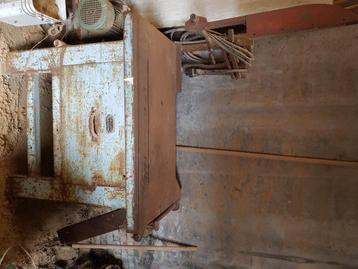 Zwaar ijzeren cirkelzaag tafel beschikbaar voor biedingen