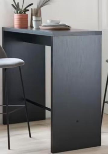 Strakke bartafel + evt.  2 krukken Zwart mat hout beschikbaar voor biedingen