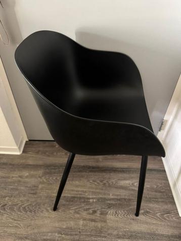 Twee zwarte eetkamerstoelen beschikbaar voor biedingen