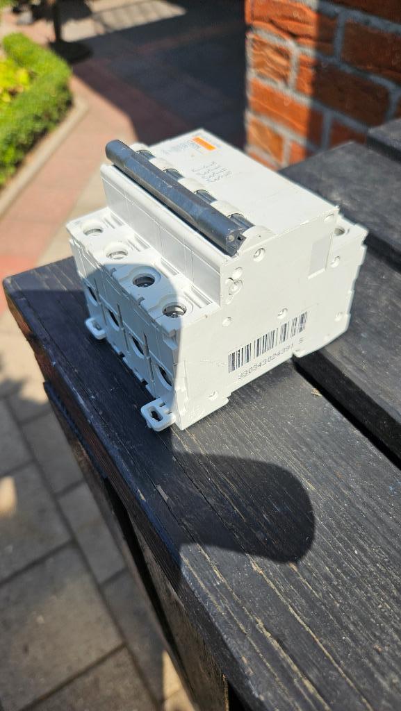 kracht automaat C-32 amp, merlin gerin, Hobby en Vrije tijd, Elektronica-componenten, Gebruikt, Ophalen of Verzenden