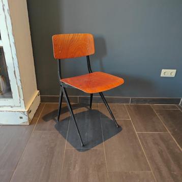 twee schoolstoelen o.a. Marko Ynske Kooistra beschikbaar voor biedingen