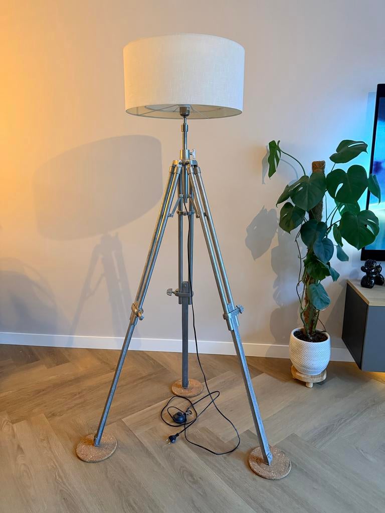 Stijlvolle driepoot vloerlamp, Ophalen, Zo goed als nieuw, Metaal, 150 tot 200 cm