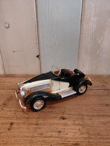 Blikken oldtimer sportwagen (Look-a-like MG) beschikbaar voor biedingen