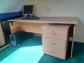 Houten Bureau beschikbaar voor biedingen