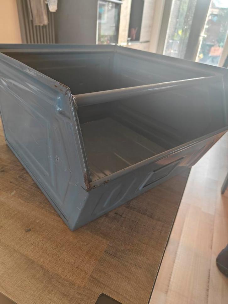 Twee industriële Imetalen opslagbakken - Grijs, Huis en Inrichting, Woonaccessoires | Kisten, Gebruikt, Minder dan 50 cm, Minder dan 50 cm