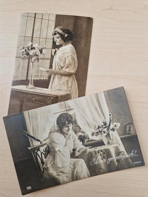 2 Vintage prentkaarten - vrouwen met brieven, Verzamelen, Ansichtkaarten | Themakaarten, Voor 1920, Overige thema's, Ophalen of Verzenden