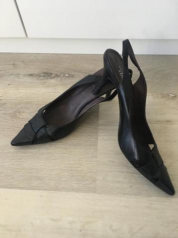 Zwart leren slingback pumps beschikbaar voor biedingen