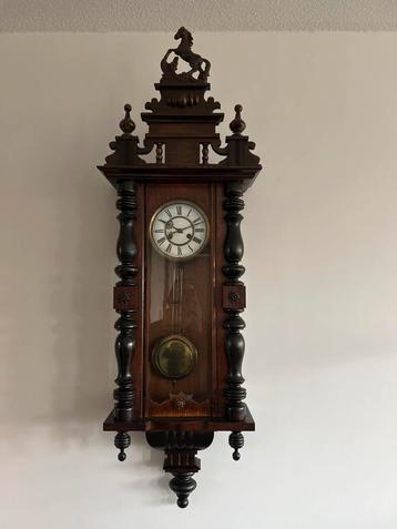 Antieke Wandklok met Paard beschikbaar voor biedingen