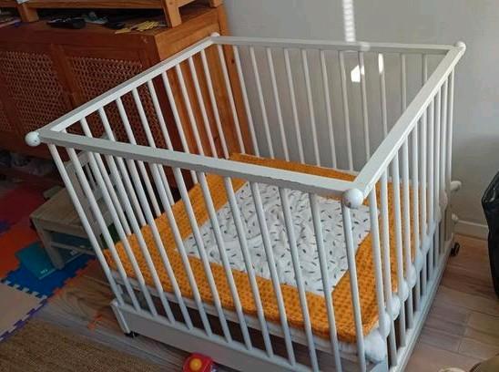 Box met boxkleed - Inklapbaar & Verstelbaar, Kinderen en Baby's, Boxen, Gebruikt, Vierkant, In hoogte verstelbaar, Boxkleed, Wieltjes