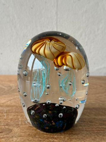 Zeer mooie glassculptuur waarin 2 kwallen verwerkt zijn