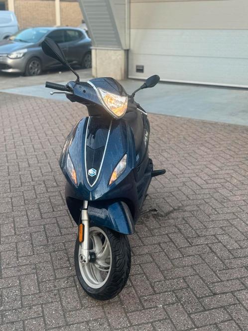 Piaggio fly, Fietsen en Brommers, Scooters | Piaggio, Zo goed als nieuw, Fly, Ophalen of Verzenden