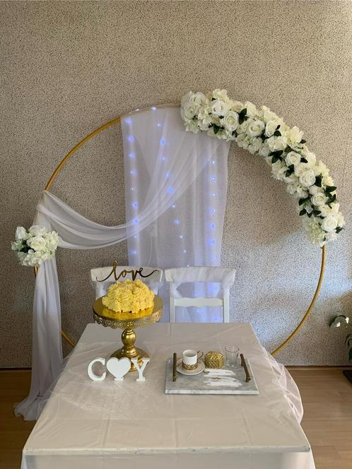 Gouden cirkelboog met witte rozen, Hobby en Vrije tijd, Feestartikelen, Nieuw, Ophalen