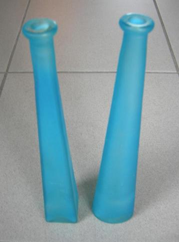 Hoge glazen aqua-blauwe fles / flessen / vaas / vazen (2x).  beschikbaar voor biedingen