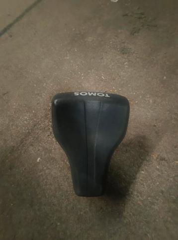 Tomos zadel beschikbaar voor biedingen