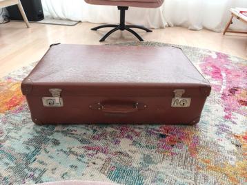 Vintage bruine koffer beschikbaar voor biedingen